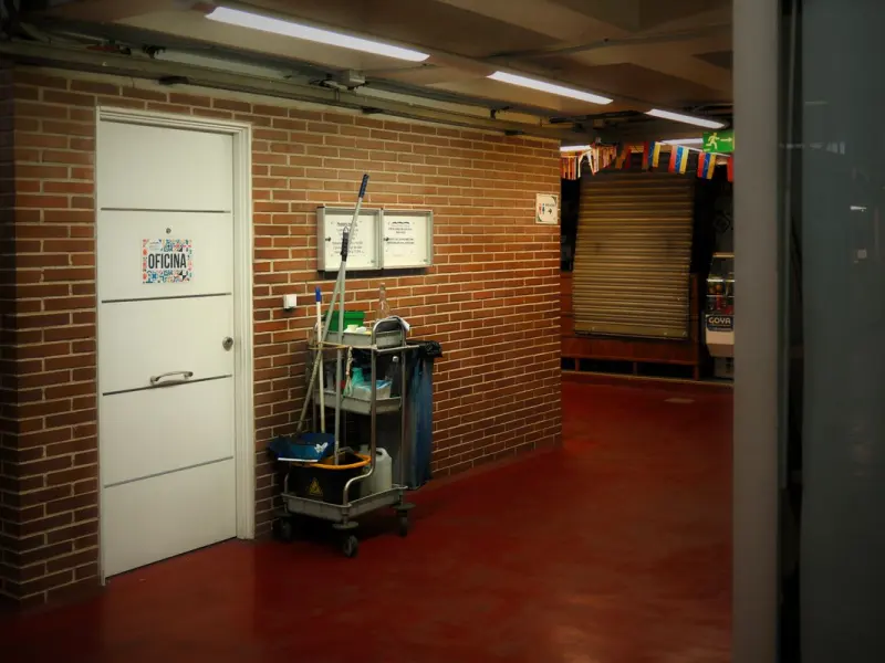 Cleaning cart positioned in a commercial building corridor