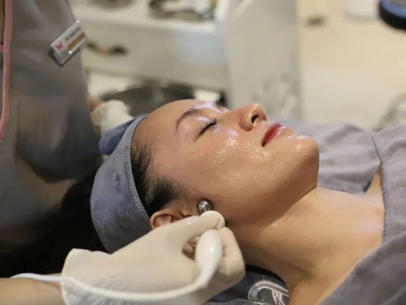 Client receiving an injectable aesthetic treatment from a registered nurse