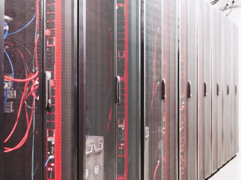 Structured network cabling and access infrastructure in a data centre